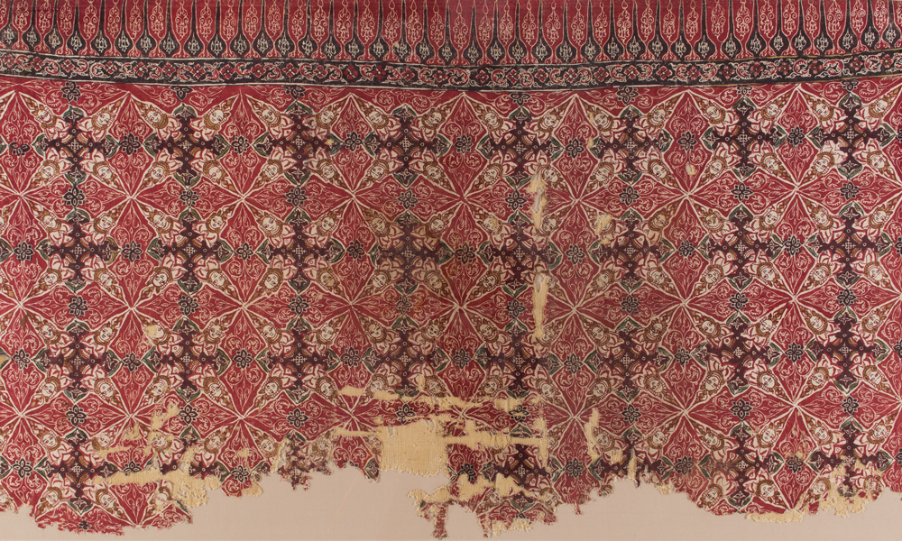 Fragment of a Pha nung skirt cloth with design of celestial worshippers (detail), 18th century, India, Coromandel Coast, made for the Thai market. Cotton (plain weave), hand-painted mordant-dyed and resist-dyed, 0.50 x 0.98 m. Collection of Banoo and Jeevak Parpia.