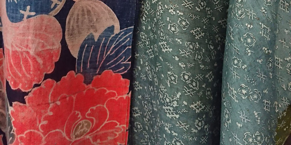 Detail of Tsutsugaki on Sodenashi, Meiji & Edokomon on Silk Kimono. JAPON & JOUY / Dialogues between Sarasa and Indiennes. Musée de la Toile de Jouy.