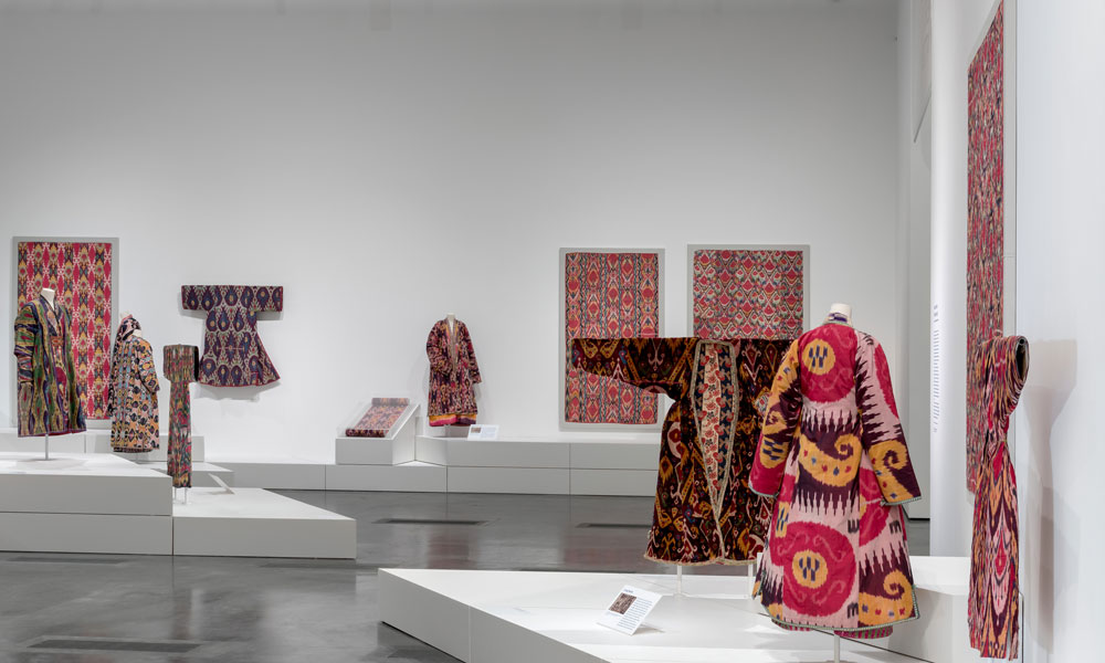 Silk ikat garments and hangings in ‘Power of Pattern: Central Asian Ikats from the David and Elizabeth Reisbord Collection’, on display at the Los Angeles County Museum of Art until 28 July 2019.